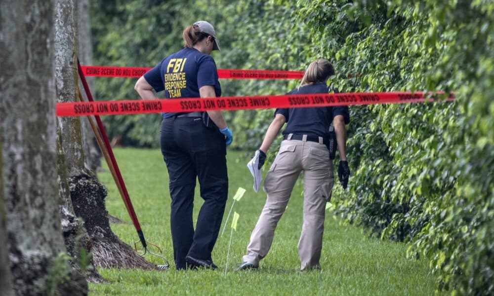 Imagen de archivo de oficiales del FBI en el Trump International Golf Club, en West Palm Beach, Florida, EE.UU. lugar donde Ryan Routh atentó contra la vida de Donald Trump en septiembre. EFE/EPA/Cristóbal Herrera-Ulashkevich