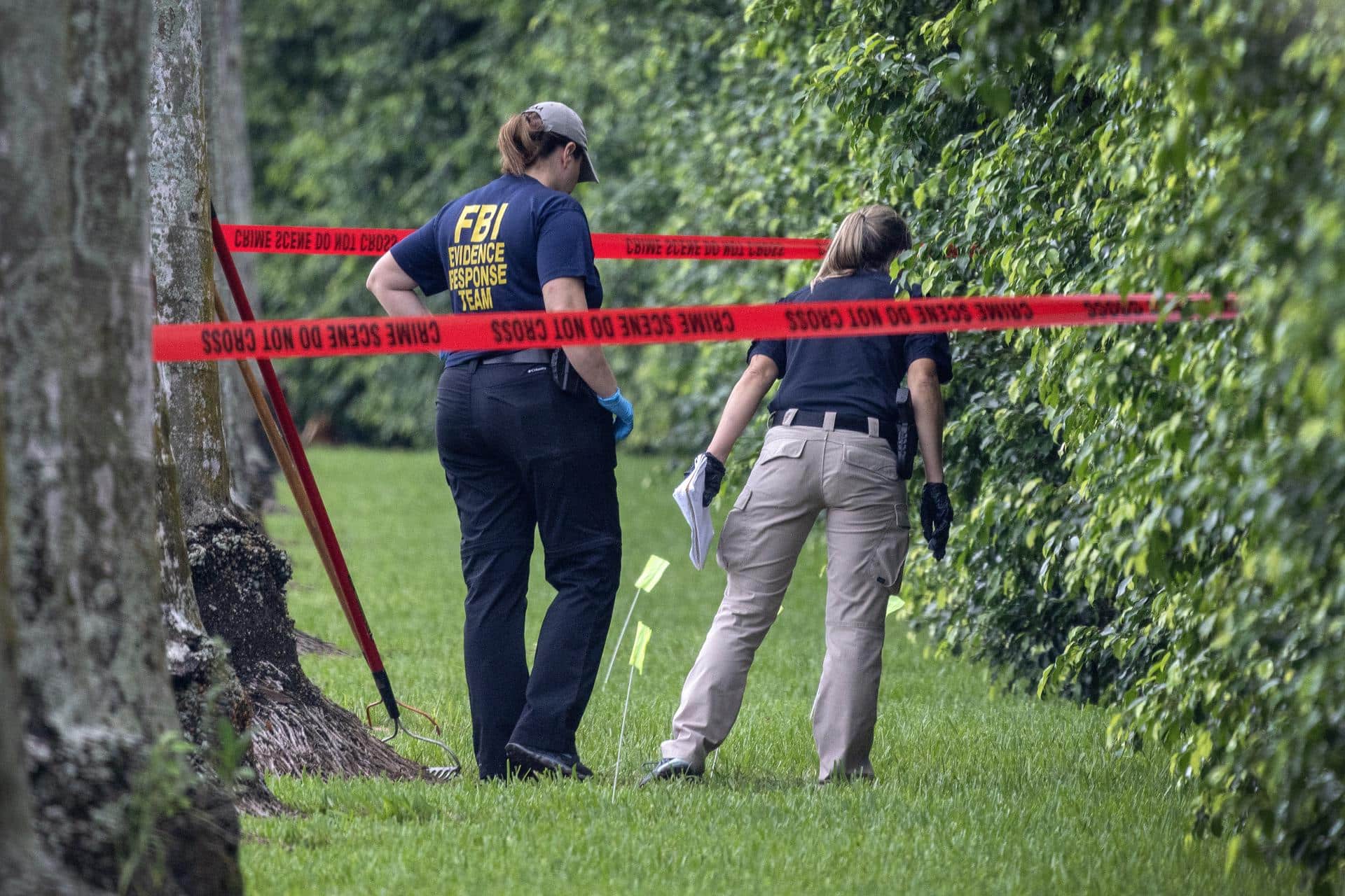 Imagen de archivo de oficiales del FBI en el Trump International Golf Club, en West Palm Beach, Florida, EE.UU. lugar donde Ryan Routh atentó contra la vida de Donald Trump en septiembre. EFE/EPA/Cristóbal Herrera-Ulashkevich