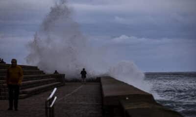 Vista del oleaje a primera hora en el Peine del Viento en San Sebastián, donde este jueves hay un aviso Amarillo por riesgo marítimo-costero. EFE/Javier Etxezarreta