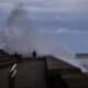 Vista del oleaje a primera hora en el Peine del Viento en San Sebastián, donde este jueves hay un aviso Amarillo por riesgo marítimo-costero. EFE/Javier Etxezarreta