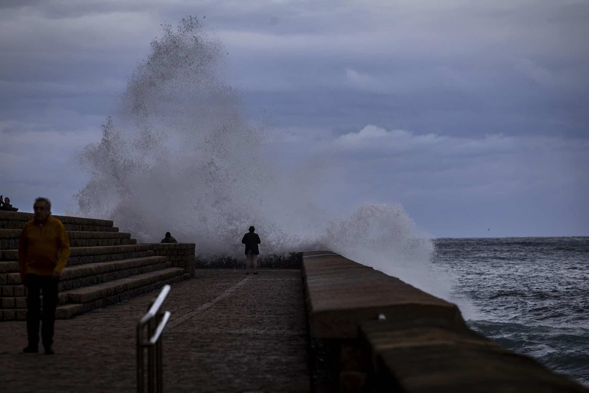 Vista del oleaje a primera hora en el Peine del Viento en San Sebastián, donde este jueves hay un aviso Amarillo por riesgo marítimo-costero. EFE/Javier Etxezarreta