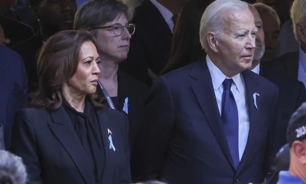 Fotografía de la excandidata presidencial demócrata y vicepresidenta de EE. UU., Kamala Harris (i), y el presidente de EE. UU., Joe Biden (d), en Nueva York. EFE/SARAH YENESEL