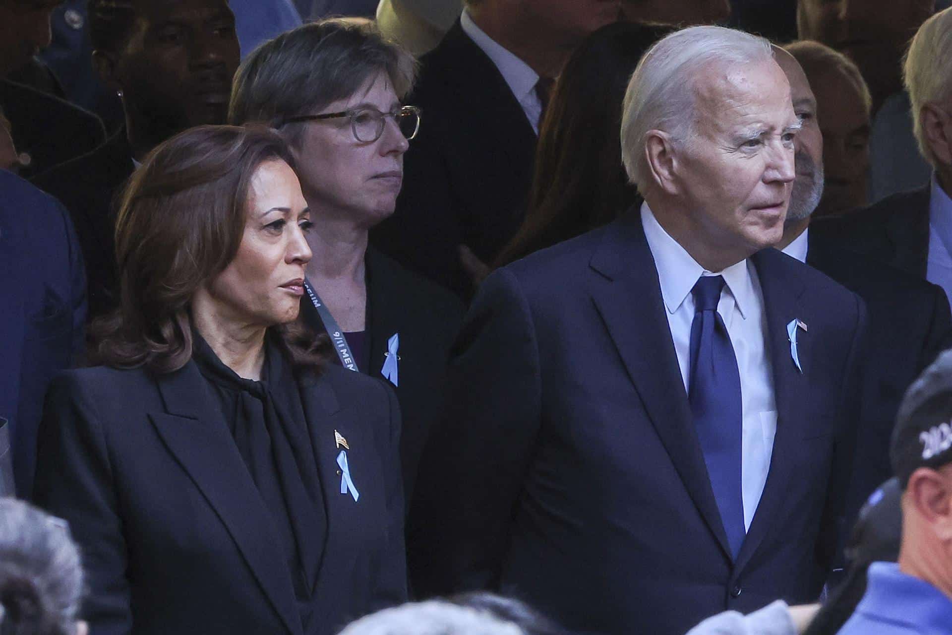 Fotografía de la excandidata presidencial demócrata y vicepresidenta de EE. UU., Kamala Harris (i), y el presidente de EE. UU., Joe Biden (d), en Nueva York. EFE/SARAH YENESEL