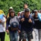 Fotografía de archivo en donde se ven migrantes que caminan en caravana en una carretera de Tapachula (México). EFE/ Juan Manuel Blanco