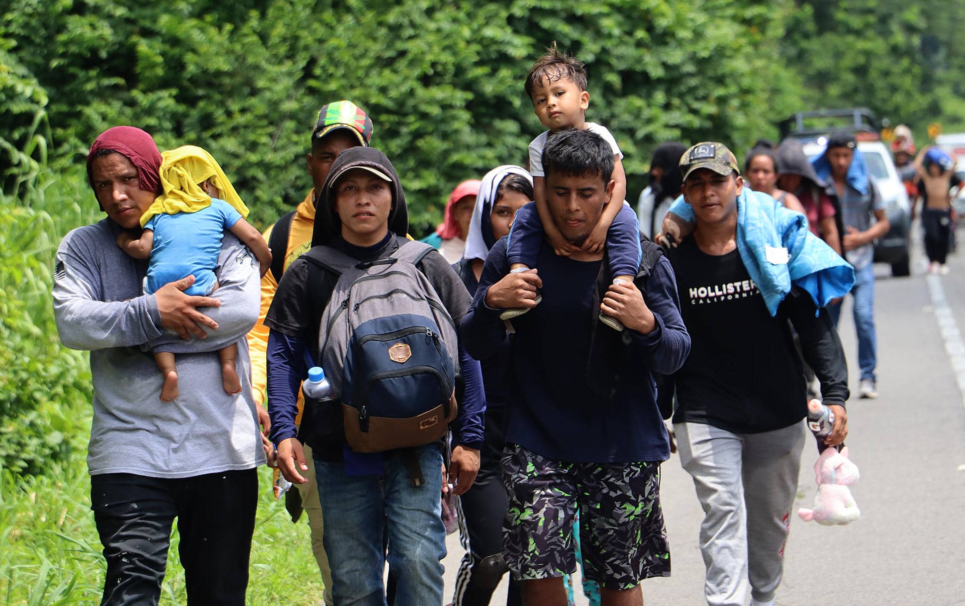 Fotografía de archivo en donde se ven migrantes que caminan en caravana en una carretera de Tapachula (México). EFE/ Juan Manuel Blanco