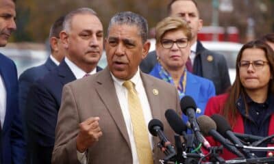 El Representante Adriano Espaillat (C), Vicepresidente del Caucus Hispano del Congreso, habla durante una conferencia de prensa con el Caucus Hispano del Congreso en el Capitolio de los Estados Unidos, en Washington, DC. EFE/EPA/WILL OLIVER