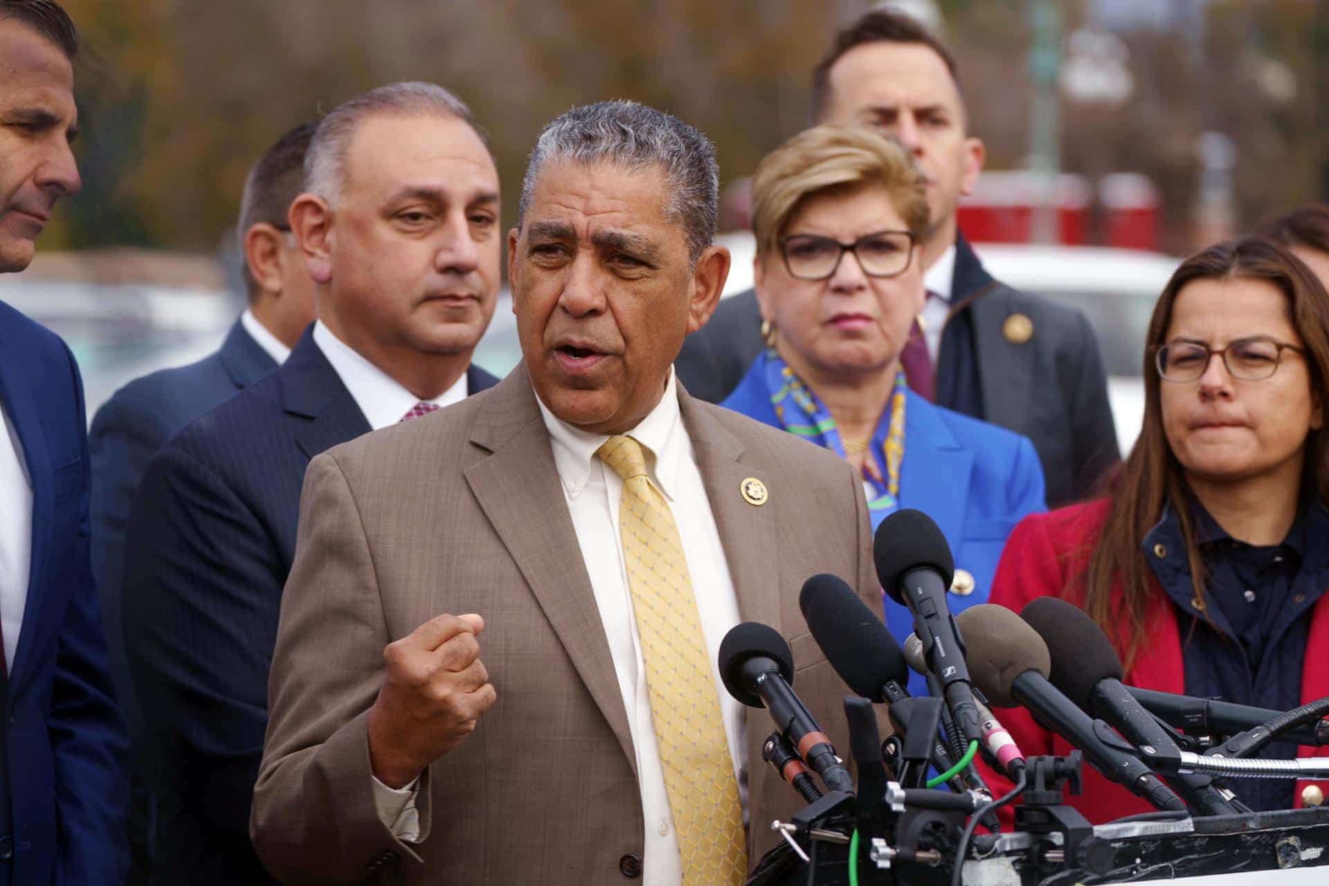 El Representante Adriano Espaillat (C), Vicepresidente del Caucus Hispano del Congreso, habla durante una conferencia de prensa con el Caucus Hispano del Congreso en el Capitolio de los Estados Unidos, en Washington, DC. EFE/EPA/WILL OLIVER