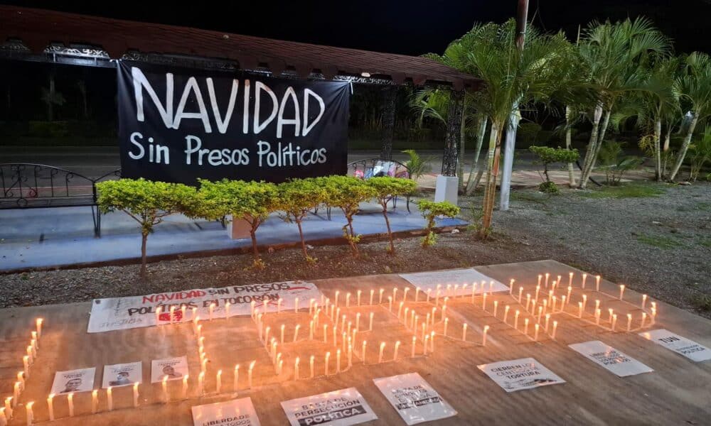 Fotografía cedida por el Comité por la Libertad de los Presos Políticos de velas encendidas por familiares de privados de libertad en una manifestación este jueves, en las inmediaciones de la cárcel de Tocorón, en Tocorón (Venezuela). EFE/ Comité por la Libertad de los Presos Políticos