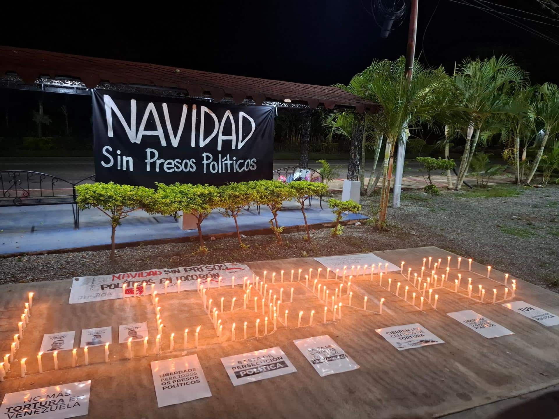 Fotografía cedida por el Comité por la Libertad de los Presos Políticos de velas encendidas por familiares de privados de libertad en una manifestación este jueves, en las inmediaciones de la cárcel de Tocorón, en Tocorón (Venezuela). EFE/ Comité por la Libertad de los Presos Políticos