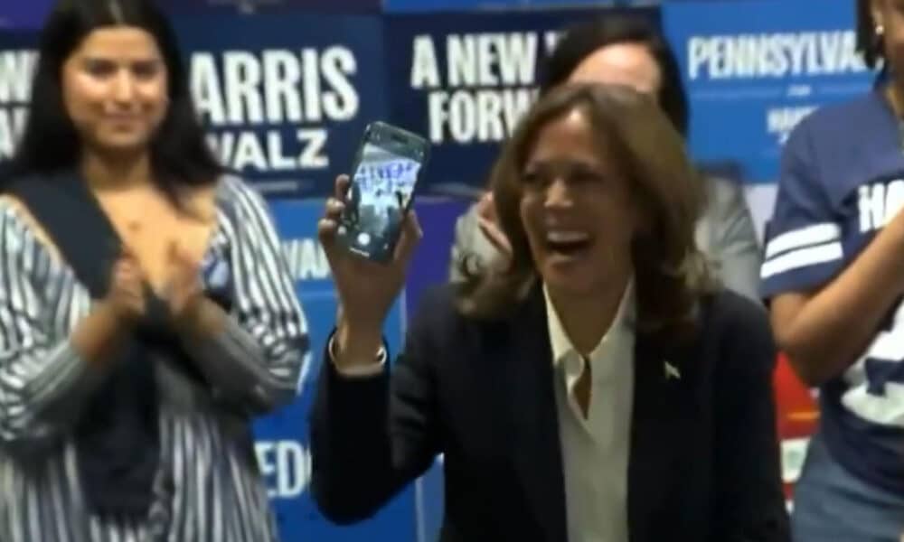 Captura de pantalla donde se observa a la vicepresidenta de EE.UU. y candidata demócrata, Kamala Harris, sosteniendo un teléfono móvil en la sede del Partido Demócrata, en la ciudad de Washington (Estados Unidos). EFE/ Pool Kamala Harris SOLO USO EDITORIAL/SOLO DISPONIBLE PARA ILUSTRAR LA NOTICIA QUE ACOMPAÑA (CRÉDITO OBLIGATORIO)