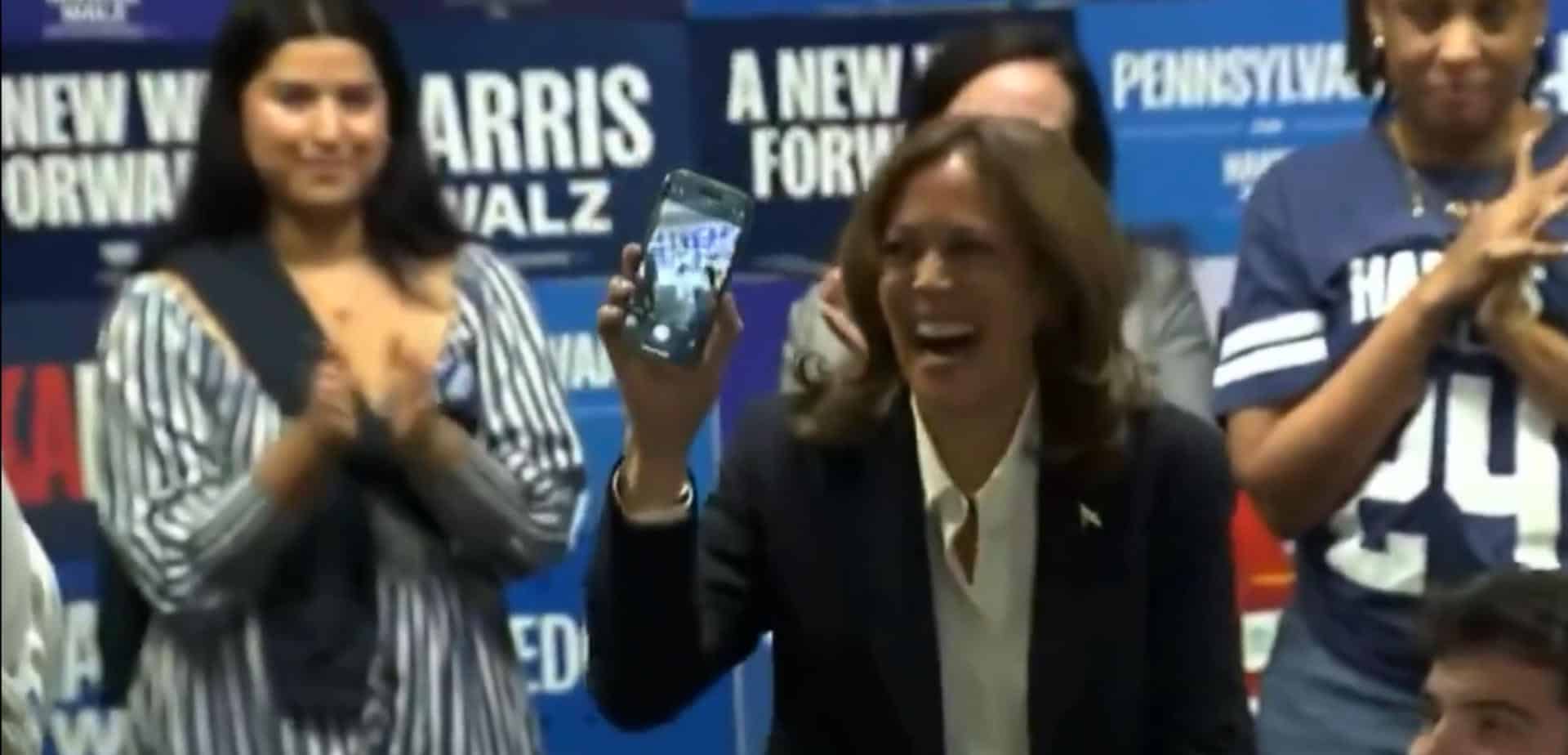 Captura de pantalla donde se observa a la vicepresidenta de EE.UU. y candidata demócrata, Kamala Harris, sosteniendo un teléfono móvil en la sede del Partido Demócrata, en la ciudad de Washington (Estados Unidos). EFE/ Pool Kamala Harris SOLO USO EDITORIAL/SOLO DISPONIBLE PARA ILUSTRAR LA NOTICIA QUE ACOMPAÑA (CRÉDITO OBLIGATORIO)