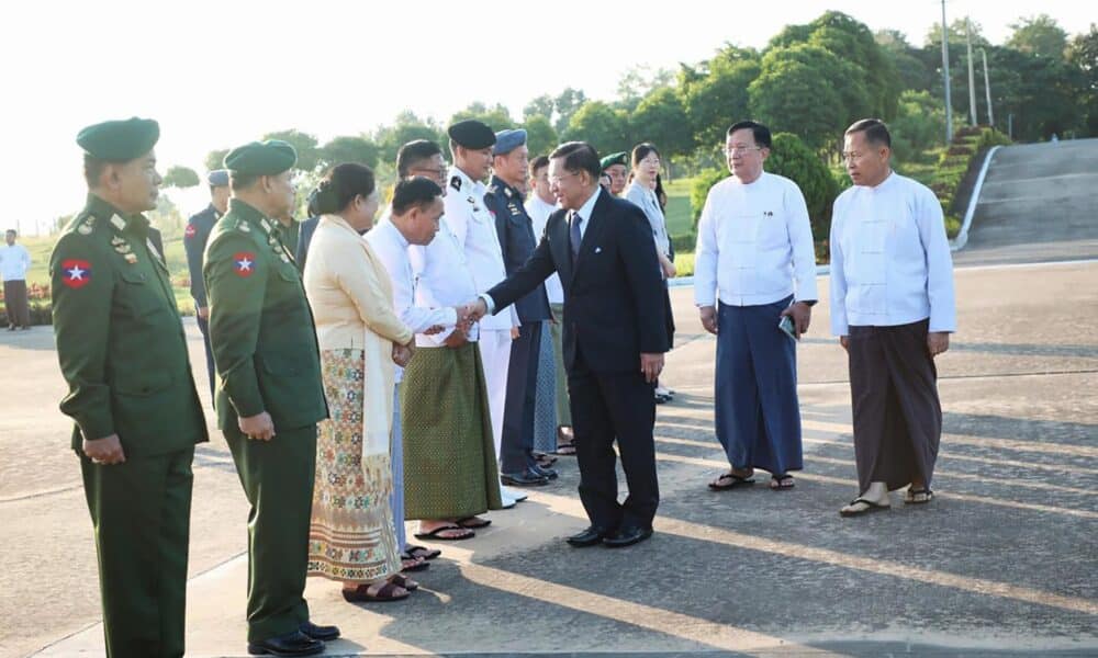 Naypyitaw (Myanmar), 05/11/2024.- A handout photo made available by the Myanmar military information team shows military chief Senior General Min Aung Hlaing (C) greeting a member of his cabinet as he departs for a trip to China from Naypyitaw military airport, Naypyitaw, Myanmar, 05 November 2024. Hlaing will attend the summits of the 8th Greater Mekong Subregion (GMS), the 10th Ayeyawady-Chao Phraya-Mekong Economic Cooperation Strategy (ACMECS), and the 11th Cambodia-Lao PRD-Myanmar-Vietnam (CLMV), in Kunming, China between 06 and 07 November 2024. (Camboya, Birmania) EFE/EPA/Myanmar military information team Handout/ Editorial Use Only/ No Sales HANDOUT EDITORIAL USE ONLY/NO SALES