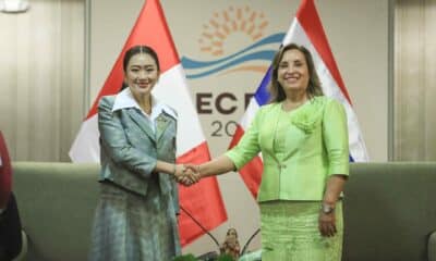 Fotografía cedida por la Presidencia de Perú de la presidenta de Perú, Dina Boluarte (d), acompañada de la primera ministra de Tailandia, Paetongtarn Shinawatra se saludan durante una reunión este jueves en Lima (Perú). EFE/Presidencia de Perú/SOLO USO EDITORIAL NO VENTAS/ SOLO DISPONIBLE PARA ILUSTRAR LA NOTICIA QUE ACOMPAÑA (CRÉDITO OBLIGATORIO)