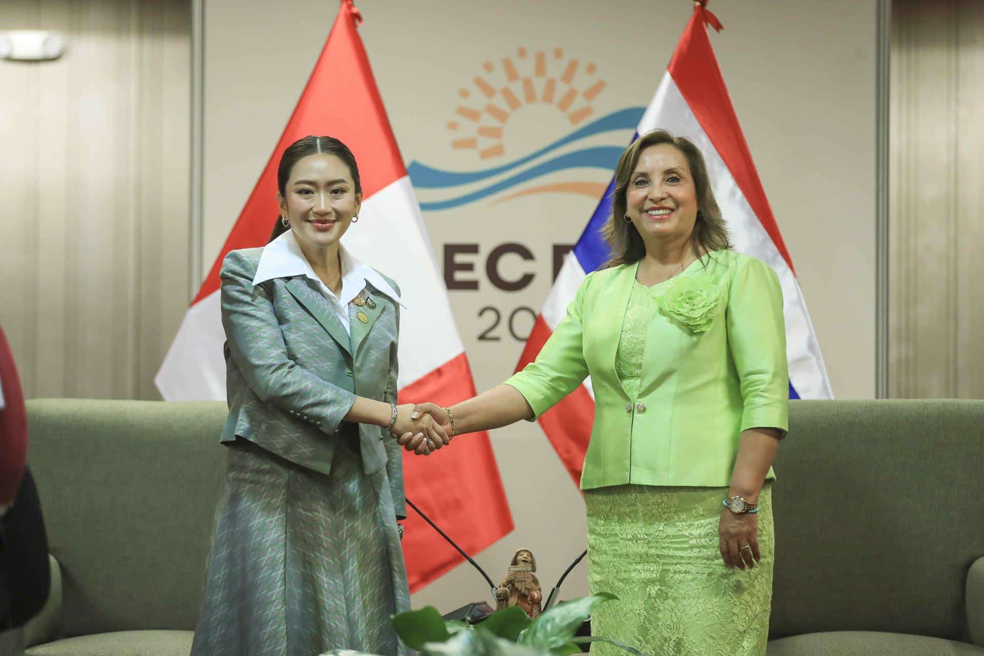 Fotografía cedida por la Presidencia de Perú de la presidenta de Perú, Dina Boluarte (d), acompañada de la primera ministra de Tailandia, Paetongtarn Shinawatra se saludan durante una reunión este jueves en Lima (Perú). EFE/Presidencia de Perú/SOLO USO EDITORIAL NO VENTAS/ SOLO DISPONIBLE PARA ILUSTRAR LA NOTICIA QUE ACOMPAÑA (CRÉDITO OBLIGATORIO)