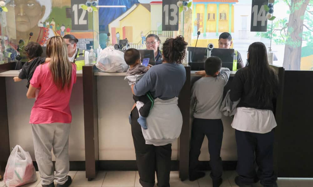 Migrantes que hacen parte de 56 unidades familiares, ingresan al centro de recepción de retornados este viernes en Ciudad de Guatemala (Guatemala). EFE/ Mariano Macz