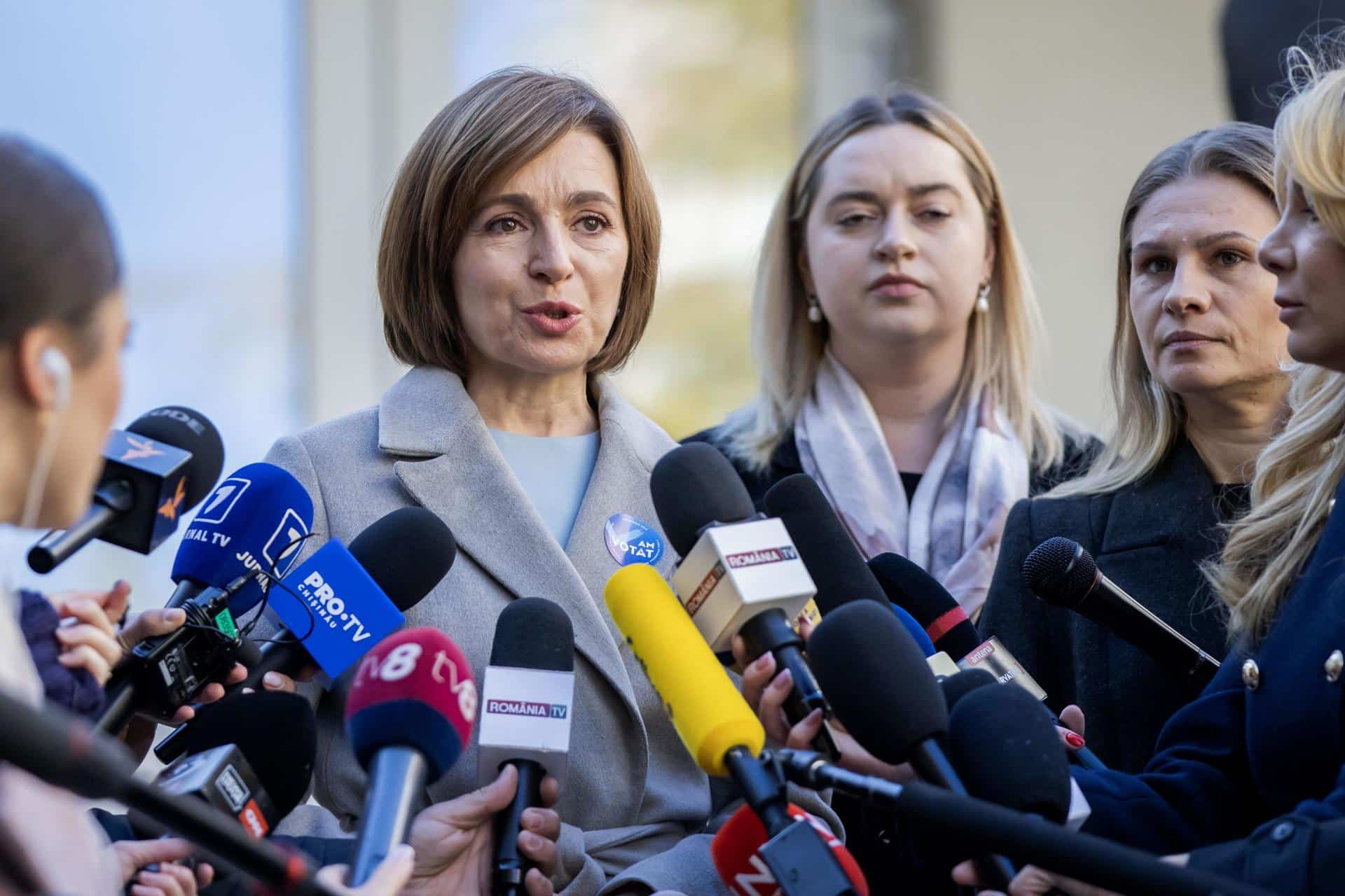 La actual presidenta de Moldavia, Maia Sandu, habla con los medios de comunicación después de emitir su voto frente a un colegio electoral en Chisinau, Moldavia, el 3 de noviembre de 2024. EFE/EPA/Dumitro Doru