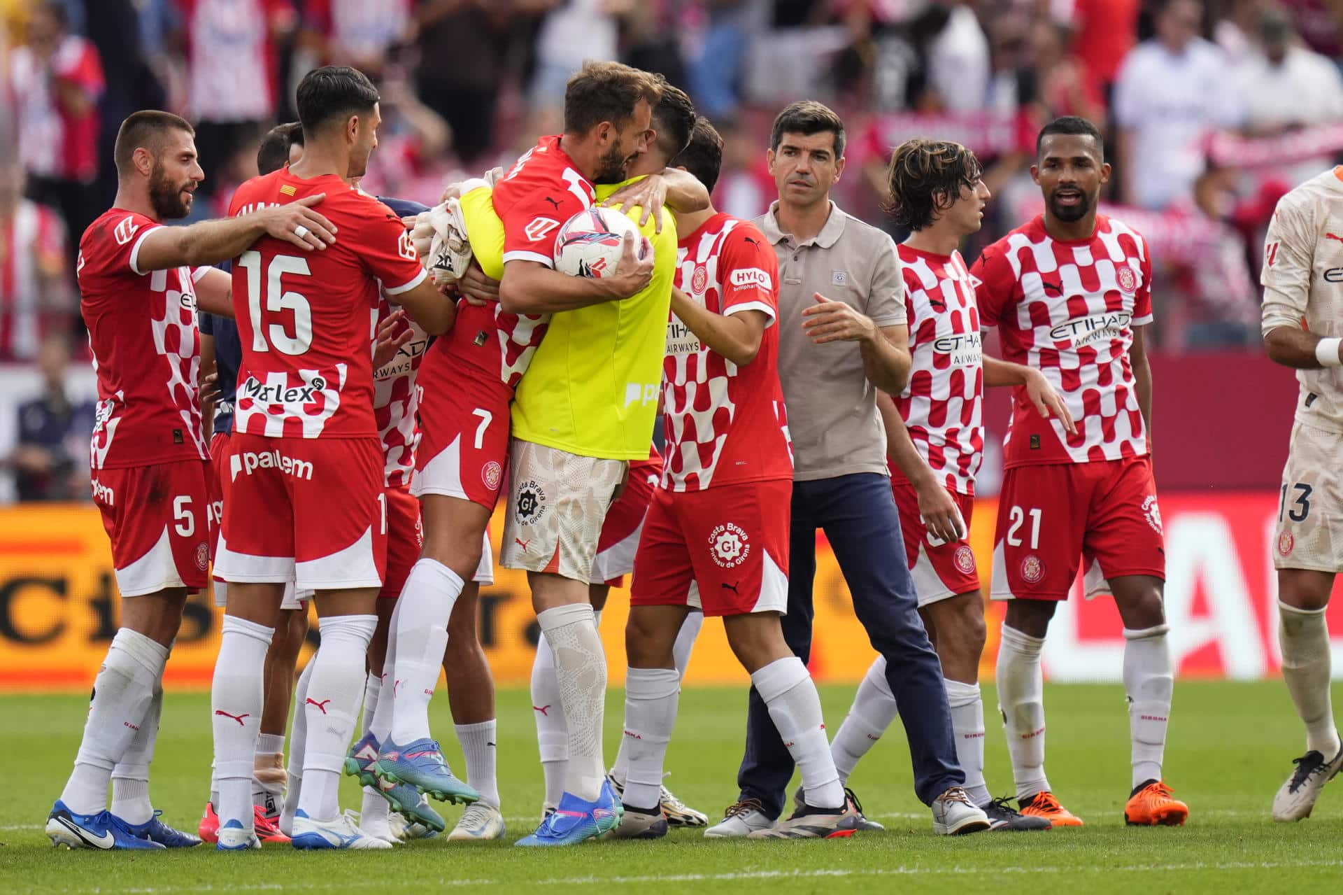 Los jugadores del Girona celebran la victoria en el partido de LaLiga disputado ante el Athletic en el estadio de Montilivi, en una foto de archivo. EFE/ Siu Wu