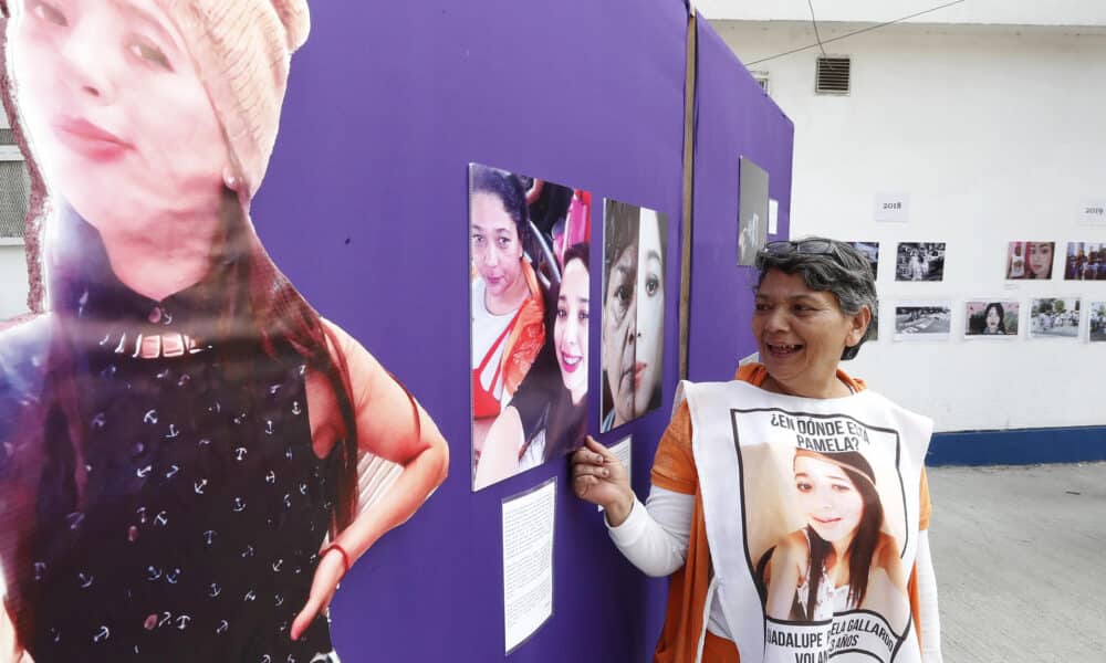 María del Carmen Volante, madre de la joven desaparecida Guadalupe Pamela Gallardo Volante, posa junto a una galería a las afueras de la Fiscalía General de Justicia (FGJ), este martes, en la Ciudad de México (México). EFE/ Mario Guzmán