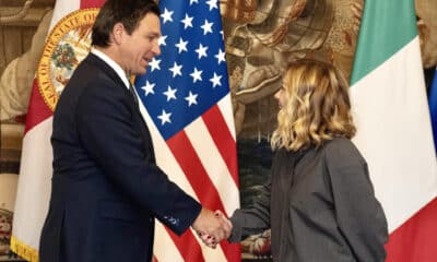 La primera ministra italiana, Giorgia Meloni, recibe este martes en Roma al gobernador estadounidense de Florida, Ron DeSantis, mientras se encuentra en Italia para una misión comercial en busca de nuevas inversiones y colaboraciones. EFE/Gobierno italiano SOLO USO EDITORIAL/SOLO DISPONIBLE PARA ILUSTRAR LA NOTICIA QUE ACOMPAÑA (CRÉDITO OBLIGATORIO)