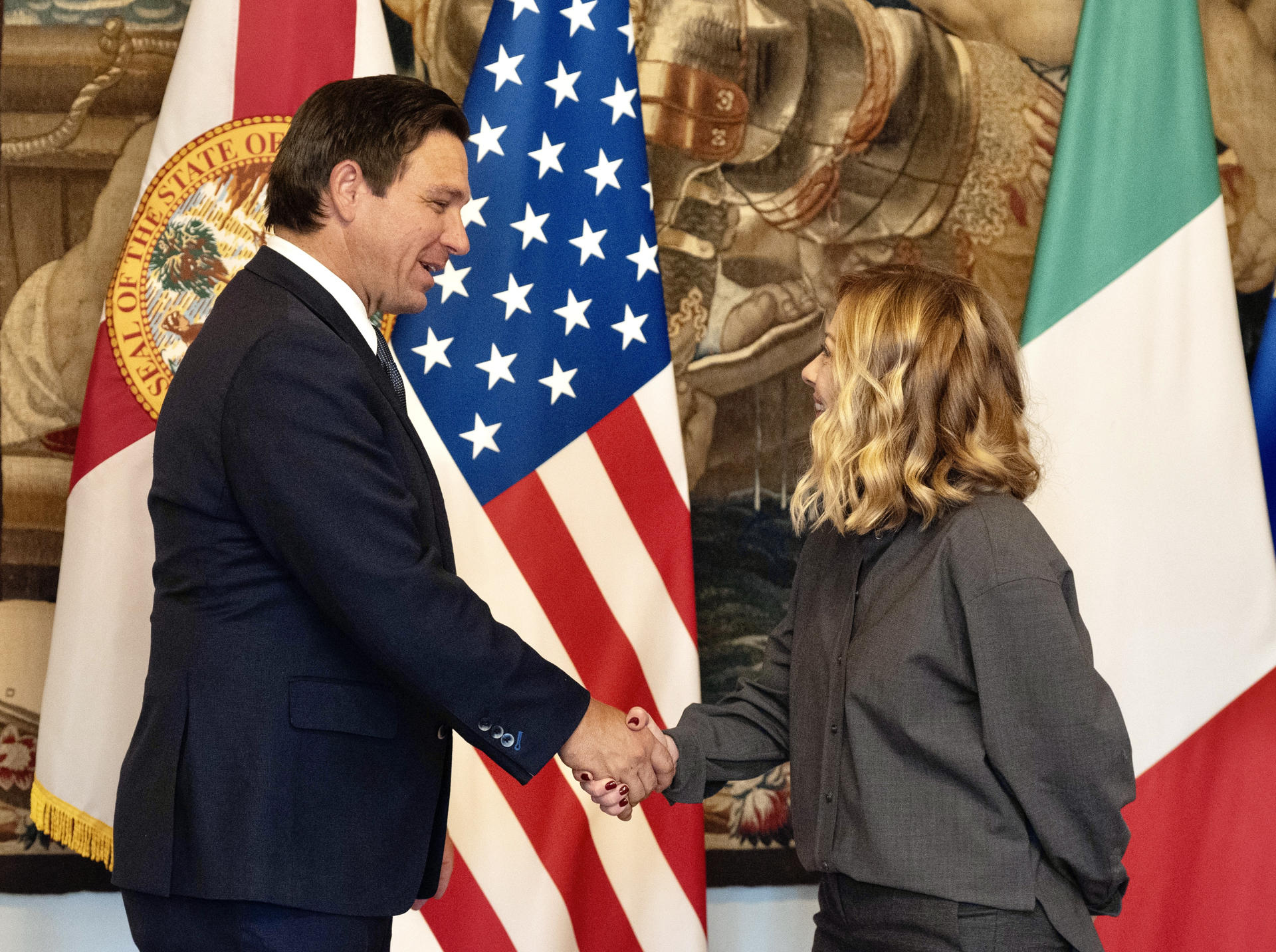 La primera ministra italiana, Giorgia Meloni, recibe este martes en Roma al gobernador estadounidense de Florida, Ron DeSantis, mientras se encuentra en Italia para una misión comercial en busca de nuevas inversiones y colaboraciones. EFE/Gobierno italiano SOLO USO EDITORIAL/SOLO DISPONIBLE PARA ILUSTRAR LA NOTICIA QUE ACOMPAÑA (CRÉDITO OBLIGATORIO)