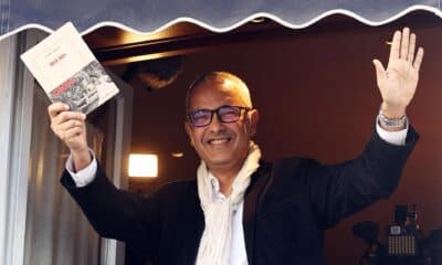 El escritor argelino Kamel Daoud celebra en el restaurante Drouant tras ganar el Premio Literario Goncourt 2024 por su libro 'Houris' en París, Francia, el 04 de noviembre de 2024. El Prix Goncourt se otorga anualmente a un autor por la organización literaria francesa 'Société littéraire des Goncourt' (Académie Goncourt). Francia EFE/EPA/CHRISTOPHE PETIT TESSON