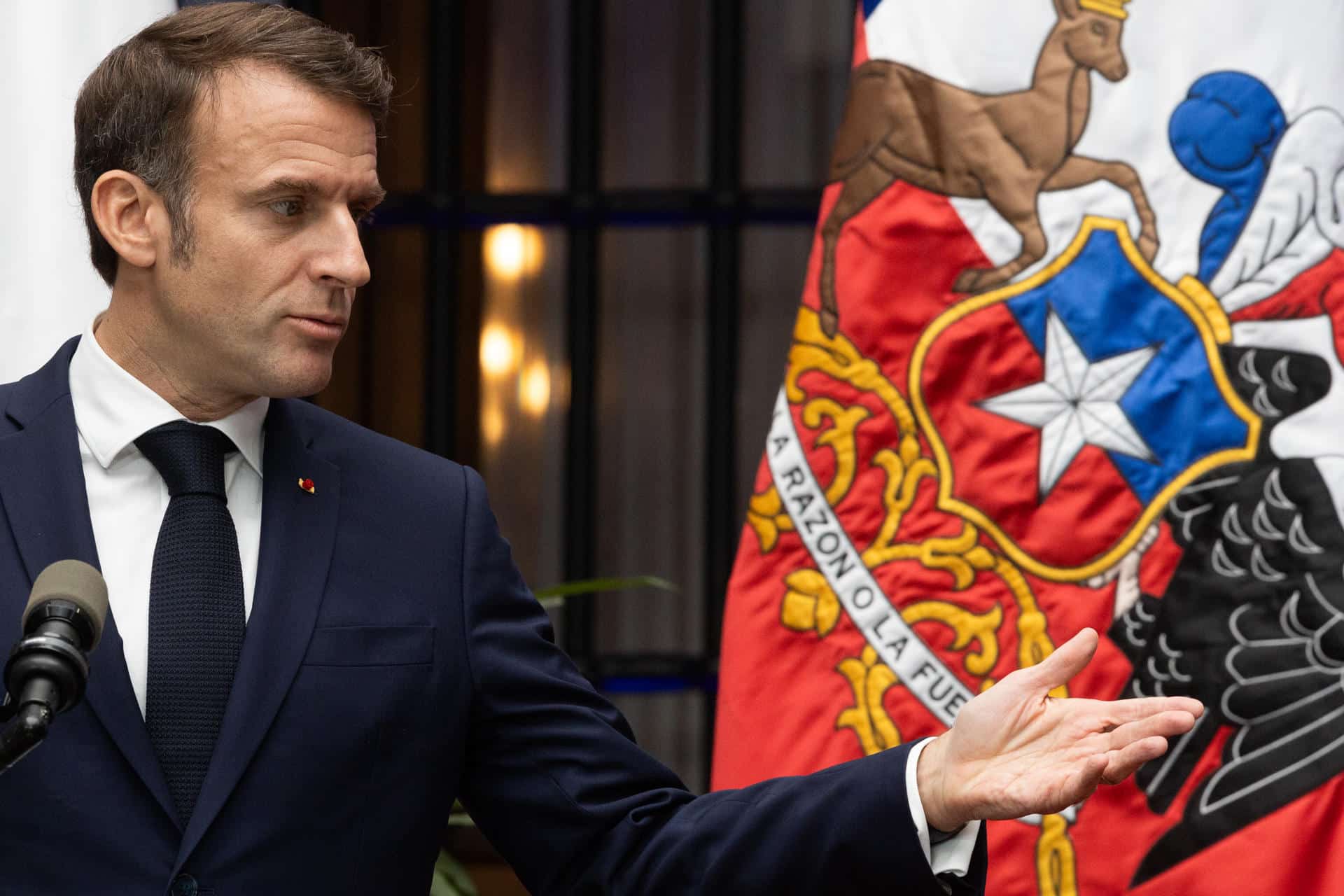 El presidente de Francia, Emmanuel Macron, habla en un acto con su homólogo de Chile, Gabriel Boric, este miércoles, en el Palacio de la Moneda en Santiago (Chile). EFE/ Ailen Díaz