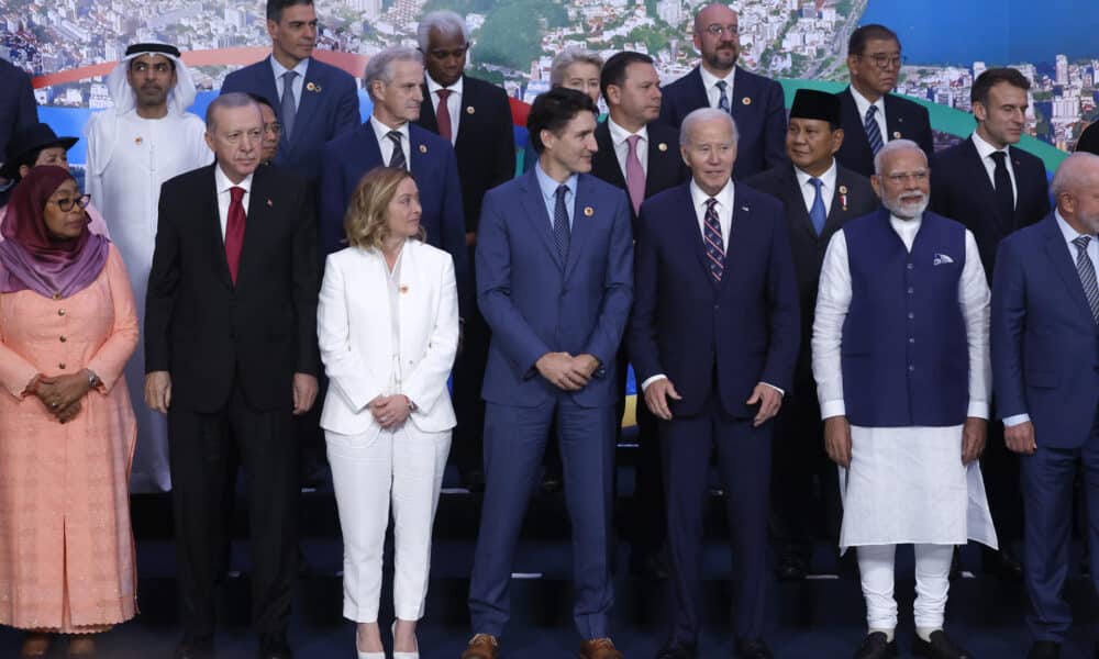 Jefes de Estado y de Gobierno posan para la fotografía oficial al cierre del segundo día de la Cumbre del G20, este martes en Río de Janeiro (Brasil). EFE/ Antonio Lacerda