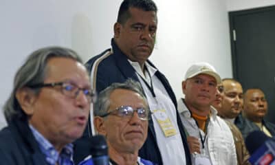 El integrante de los Comandos de Frontera, Giovanny Andrés Rojas (c) observa al jefe de la delegación del gobierno nacional, Armando Novoa García (i) y al exintegrante de las FARC 'Walter Mendoza' (2i) durante una rueda de prensa este martes, en Bogotá (Colombia). EFE/ Mauricio Dueñas Castañeda