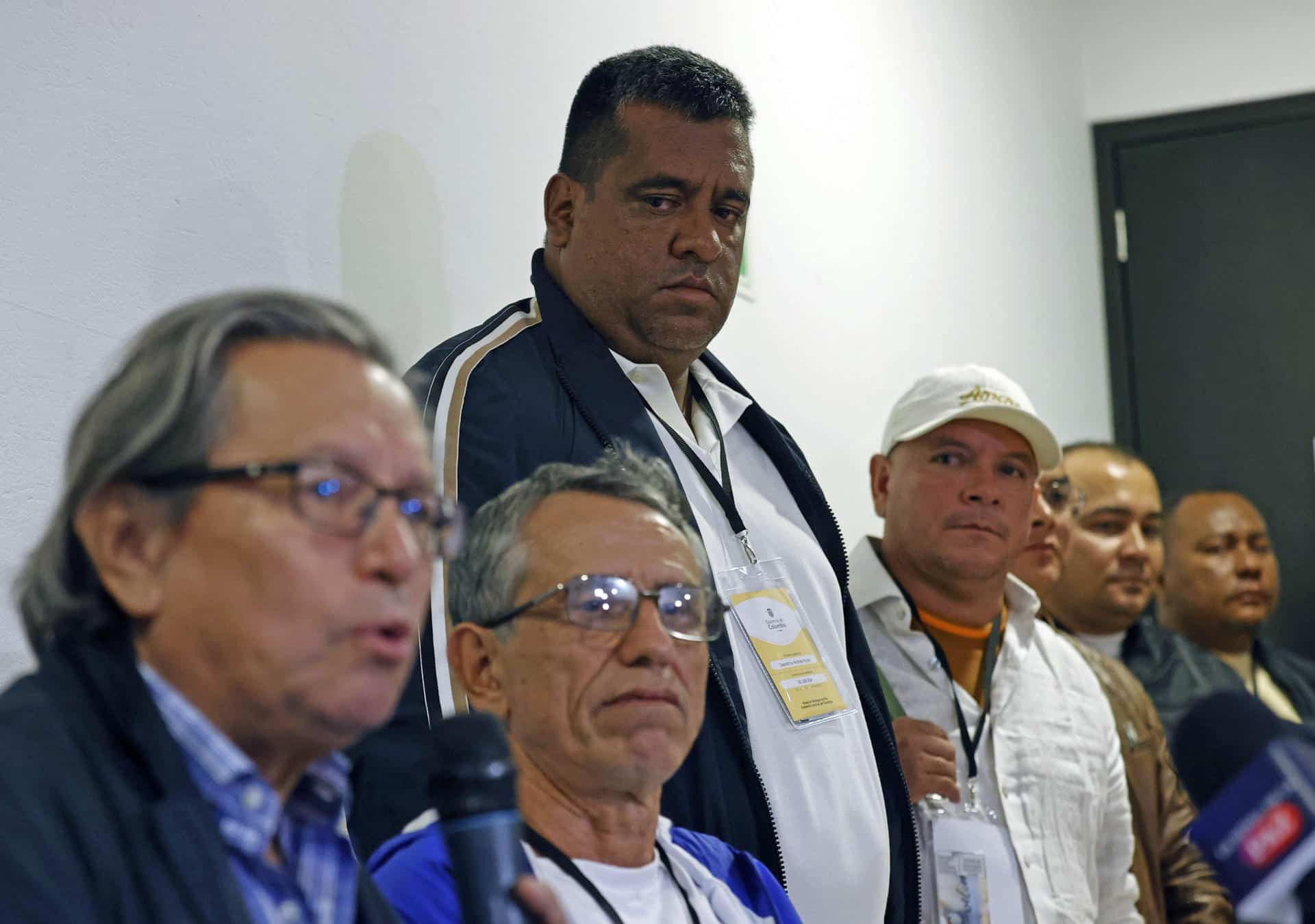 El integrante de los Comandos de Frontera, Giovanny Andrés Rojas (c) observa al jefe de la delegación del gobierno nacional, Armando Novoa García (i) y al exintegrante de las FARC 'Walter Mendoza' (2i) durante una rueda de prensa este martes, en Bogotá (Colombia). EFE/ Mauricio Dueñas Castañeda