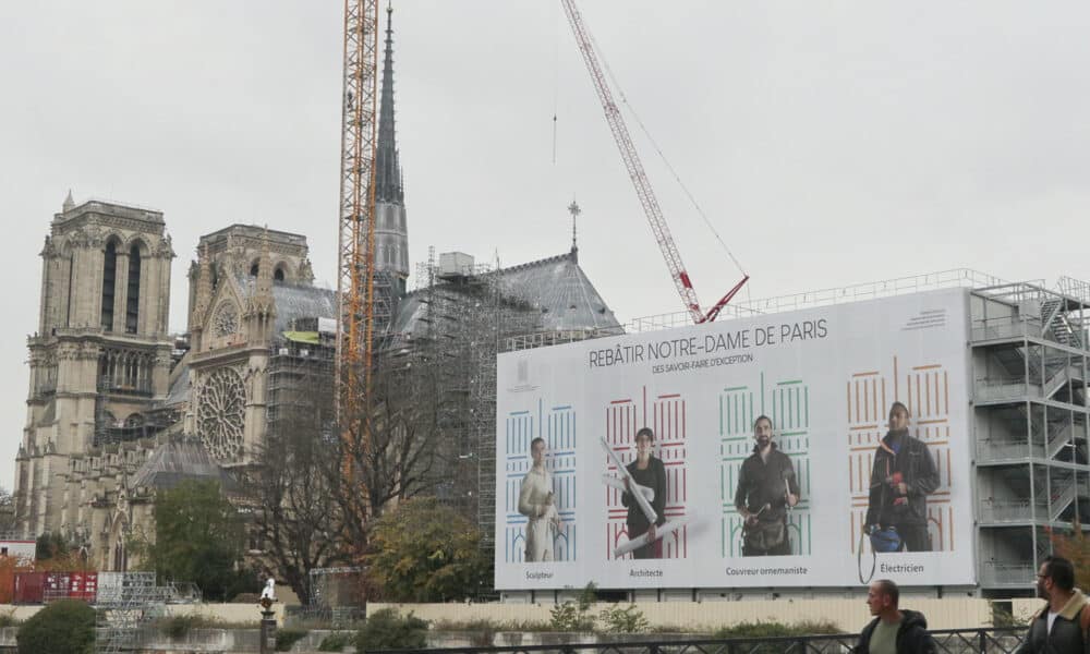 Andamios y grúas en el exterior de la catedral de Notre Dame en París este miércoles. Una ceremonia de perfil oficial el 7 de diciembre, a la que acudirá el presidente francés, Emmanuel Macron, e invitados de alto nivel, y una misa el 8 de diciembre reabrirán la catedral de Notre Dame tras algo más de cinco años de restauraciones por el grave incendio de abril de 2019. EFE/ Edgar Sapiña Manchado