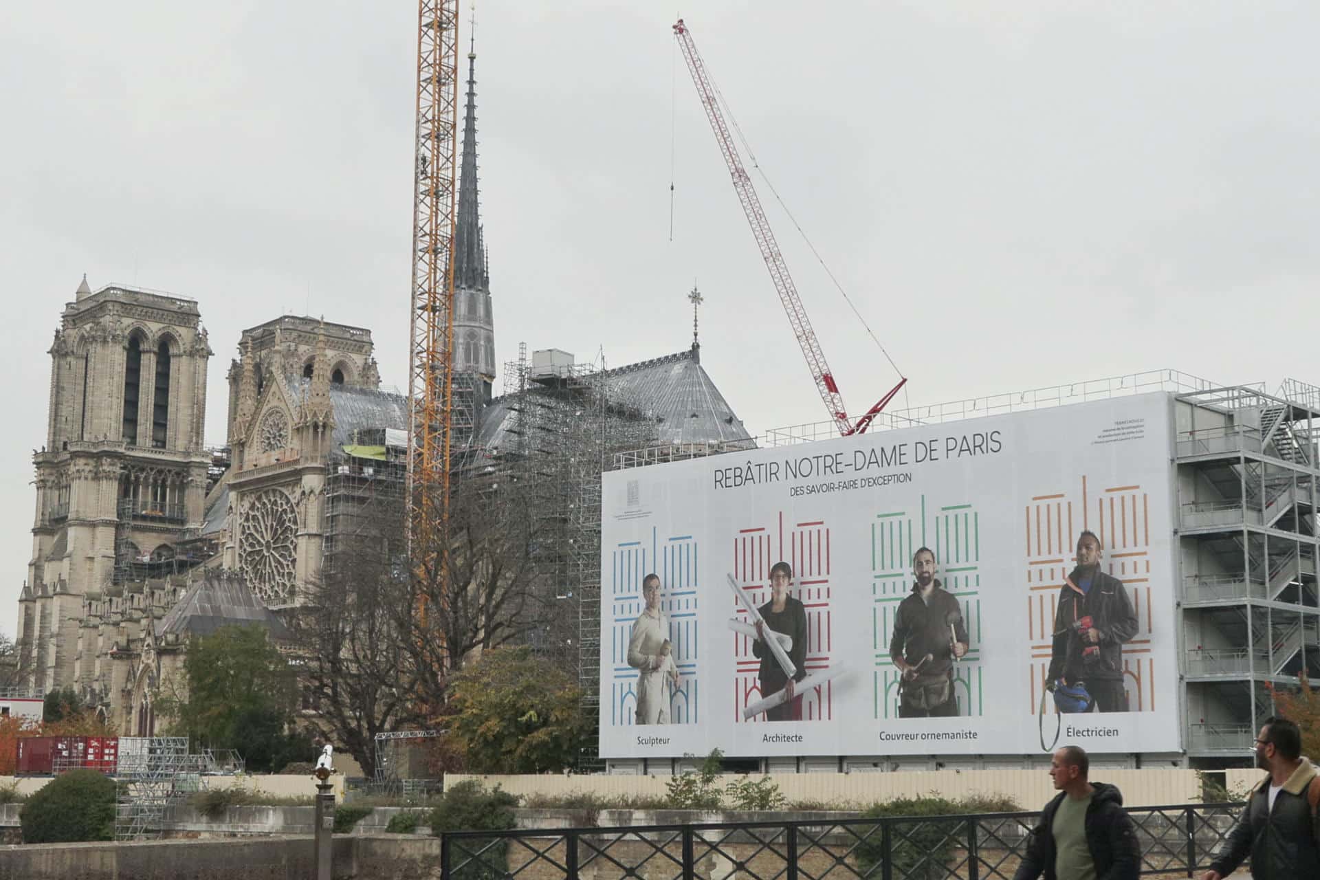 Andamios y grúas en el exterior de la catedral de Notre Dame en París este miércoles. Una ceremonia de perfil oficial el 7 de diciembre, a la que acudirá el presidente francés, Emmanuel Macron, e invitados de alto nivel, y una misa el 8 de diciembre reabrirán la catedral de Notre Dame tras algo más de cinco años de restauraciones por el grave incendio de abril de 2019. EFE/ Edgar Sapiña Manchado