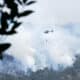 Fotografía cedida por el Cuerpo de Bomberos de Cuenca de un helicóptero combatiendo un incendio forestal en el Parque Nacional Cajas, en Cuenca (Ecuador). EFE/ Cuerpo de Bomberos de Cuenca