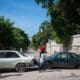 Personas caminan frente a carros abandonados este 13 de noviembre 2024, en Puerto Principe (Haití). EFE/ Johnson Sabin