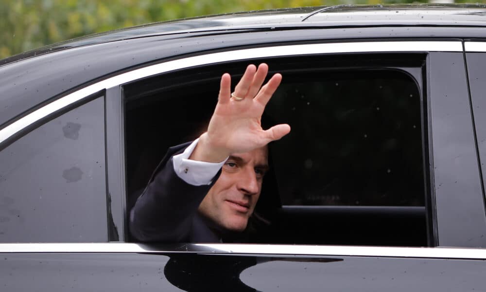 El presidente de Francia, Emmanuel Macron (c), saluda al llegar a la Casa Rosada este domingo, en la ciudad de Buenos Aires (Argentina). EFE/ Juan Ignacio Roncoroni