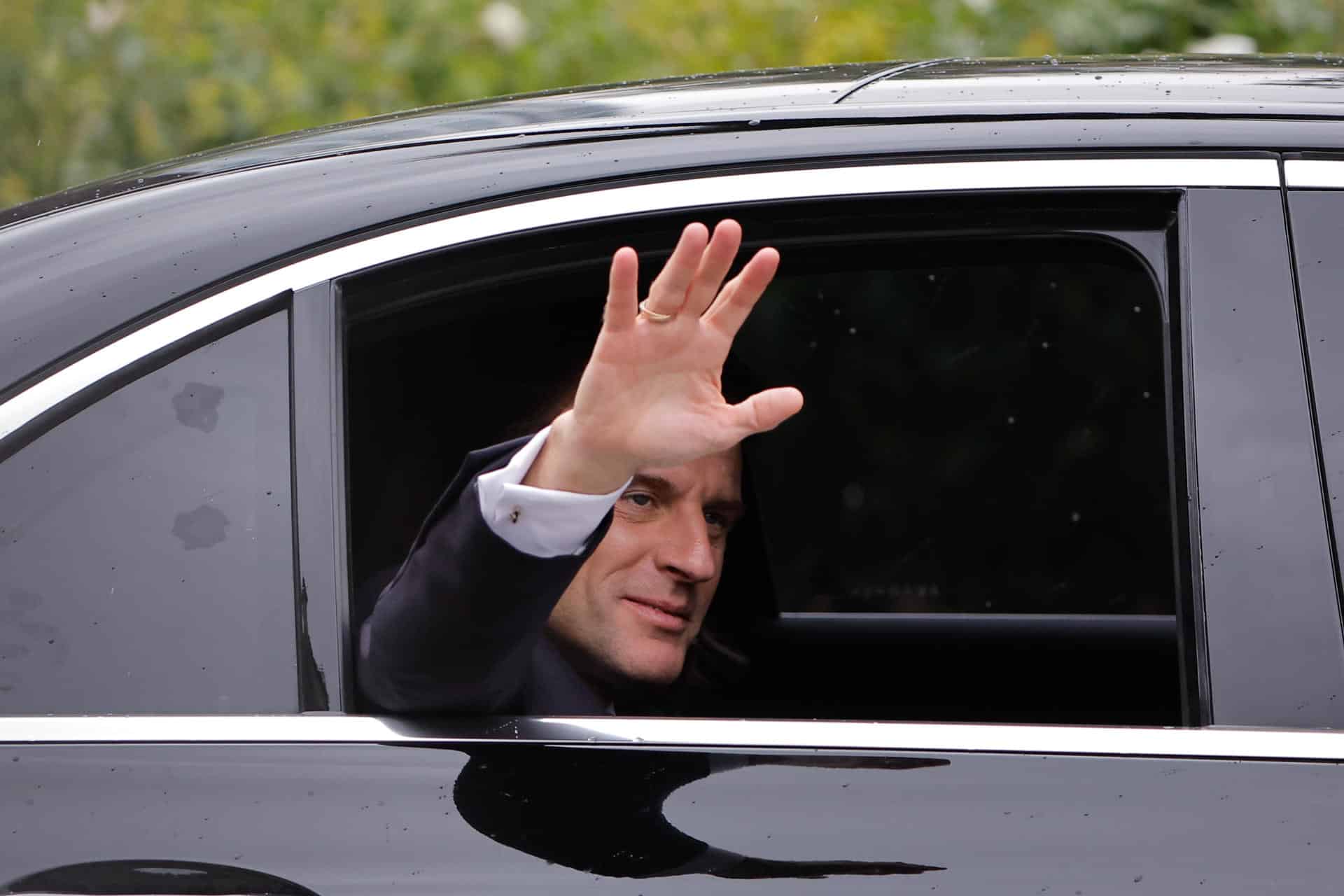 El presidente de Francia, Emmanuel Macron (c), saluda al llegar a la Casa Rosada este domingo, en la ciudad de Buenos Aires (Argentina). EFE/ Juan Ignacio Roncoroni