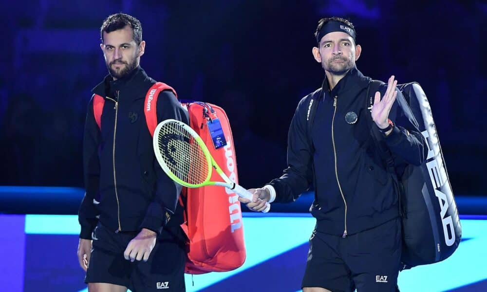 La pareja formada por el salvadoreño Marcelo Arévalo (dch) y el croata Mate Pavic, número 1 del mundo y favorita para ganar estas Finales ATP de Turín, rubricó este miércoles su primera victoria en el torneo, ante el indio Rohan Bopanna y el australiano Matthew Ebden (7-5 y 6-3), y mantienen sus opciones de pasar a semifinales. EFE/EPA/ALESSANDRO DI MARCO