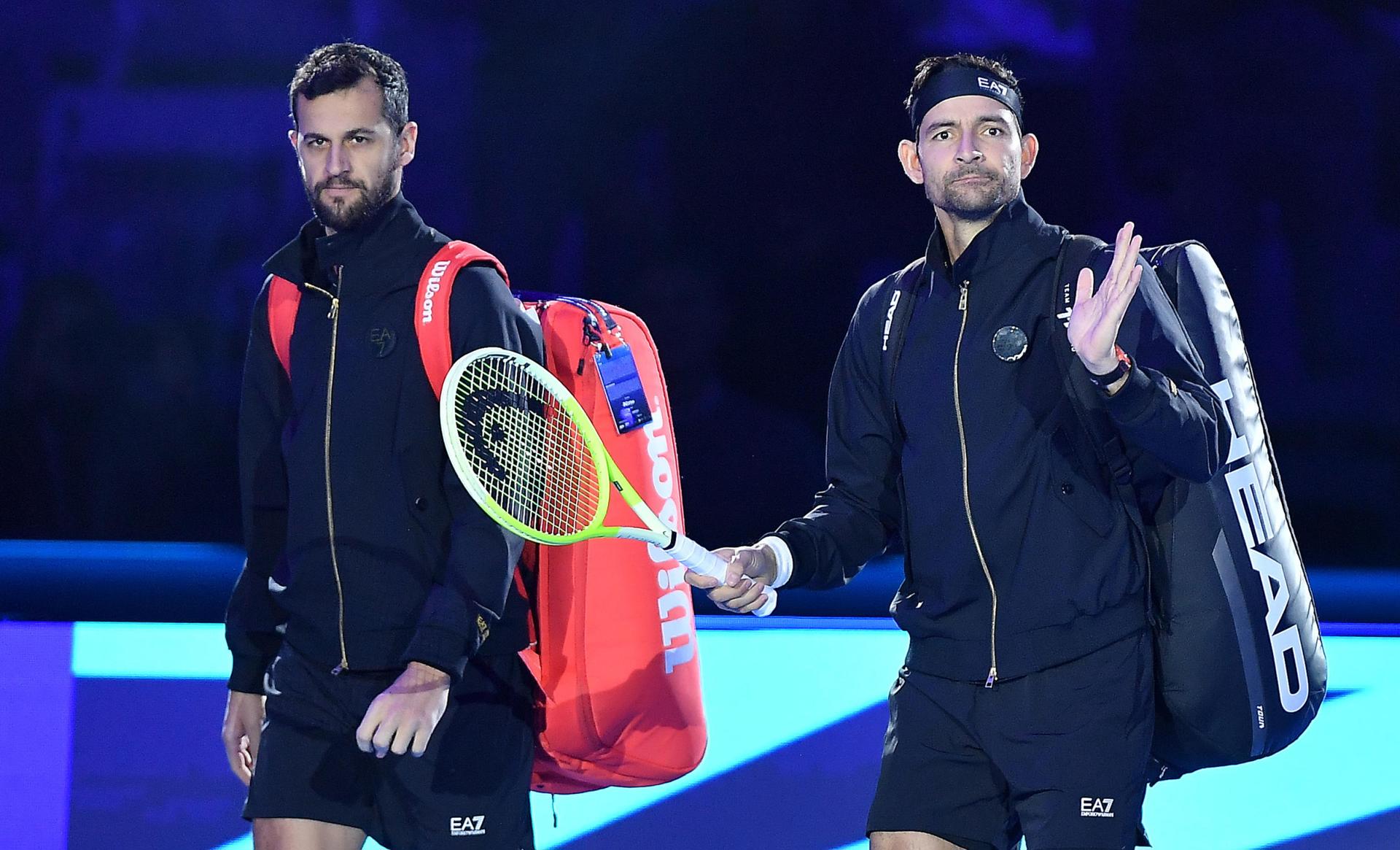 La pareja formada por el salvadoreño Marcelo Arévalo (dch) y el croata Mate Pavic, número 1 del mundo y favorita para ganar estas Finales ATP de Turín, rubricó este miércoles su primera victoria en el torneo, ante el indio Rohan Bopanna y el australiano Matthew Ebden (7-5 y 6-3), y mantienen sus opciones de pasar a semifinales. EFE/EPA/ALESSANDRO DI MARCO