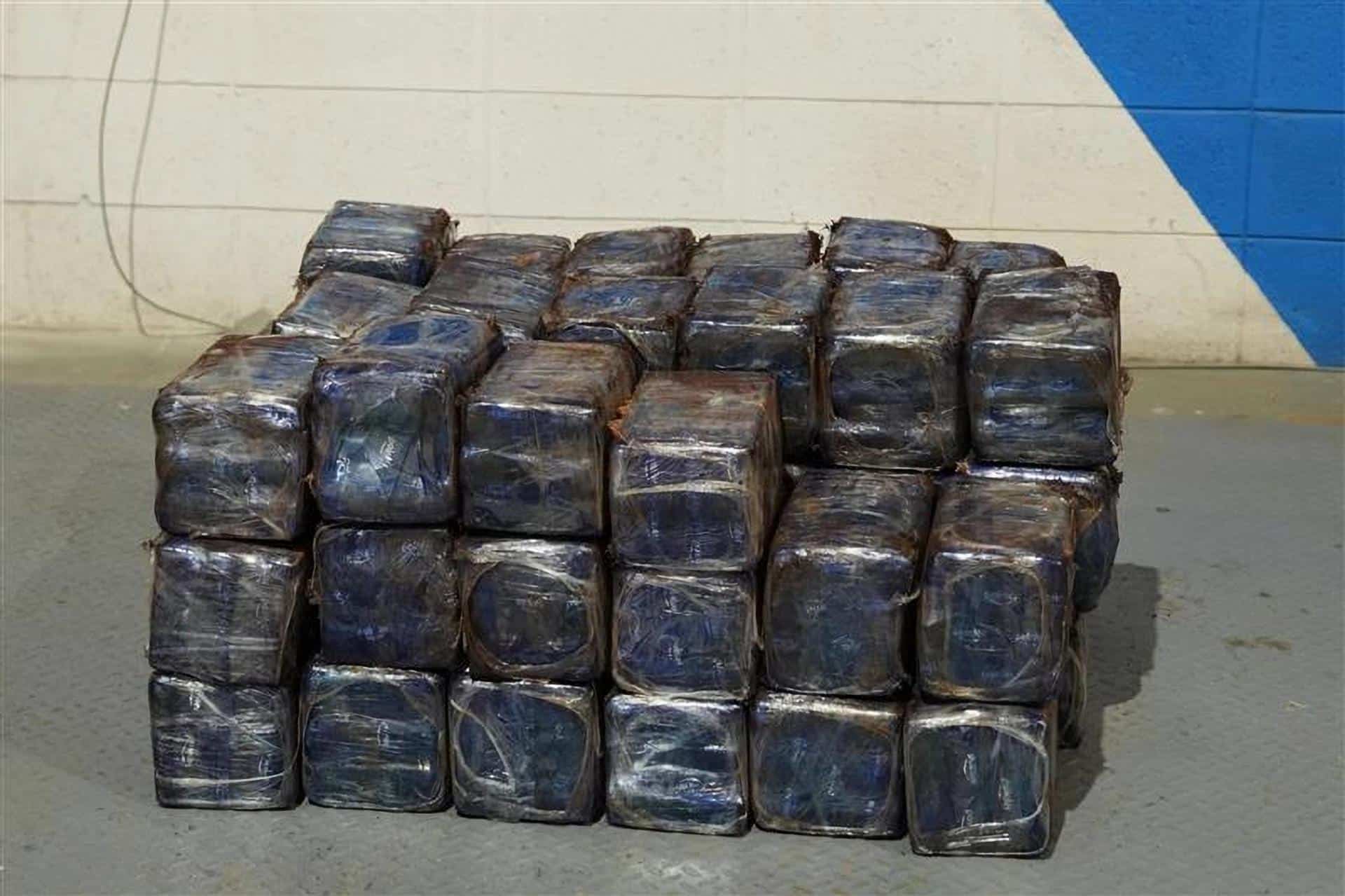 Fotografía cedida por la Oficina de Aduanas y Protección Fronteriza (CBP) de Estados Unidos en Puerto Rico donde se muestran paquetes decomisados y que contienen 403 libras (183 kilos) de cocaína, que estaban ocultos en cilindros dentro de un contenedor que llegó desde República Dominicana al puerto de San Juan (Puerto Rico). EFE/CBP /SOLO USO EDITORIAL /NO VENTAS /SOLO DISPONIBLE PARA ILUSTRAR LA NOTICIA QUE ACOMPAÑA /CRÉDITO OBLIGATORIO