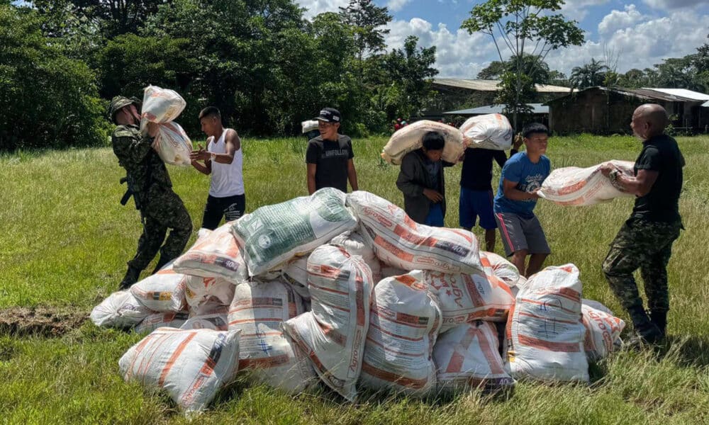 Fotografía de archivo cedida de militares llevando más de 300 kits de ayudas humanitarias con el fin de mitigar las afectaciones por la ola invernal, este lunes en Alto Baudó (Colombia). EFE/Ejército de Colombia