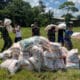 Fotografía de archivo cedida de militares llevando más de 300 kits de ayudas humanitarias con el fin de mitigar las afectaciones por la ola invernal, este lunes en Alto Baudó (Colombia). EFE/Ejército de Colombia