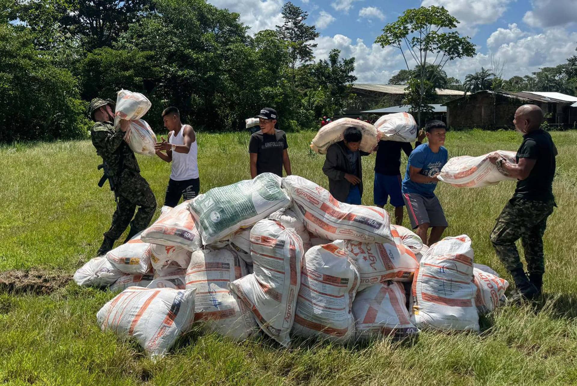 Fotografía de archivo cedida de militares llevando más de 300 kits de ayudas humanitarias con el fin de mitigar las afectaciones por la ola invernal, este lunes en Alto Baudó (Colombia). EFE/Ejército de Colombia