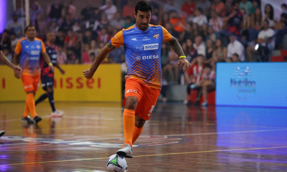 El exfutbolista paraguayo Juan Manuel Salgueiro participa en el Partido de las Estrellas en Asunción (Paraguay). EFE/ Juan Pablo Pino