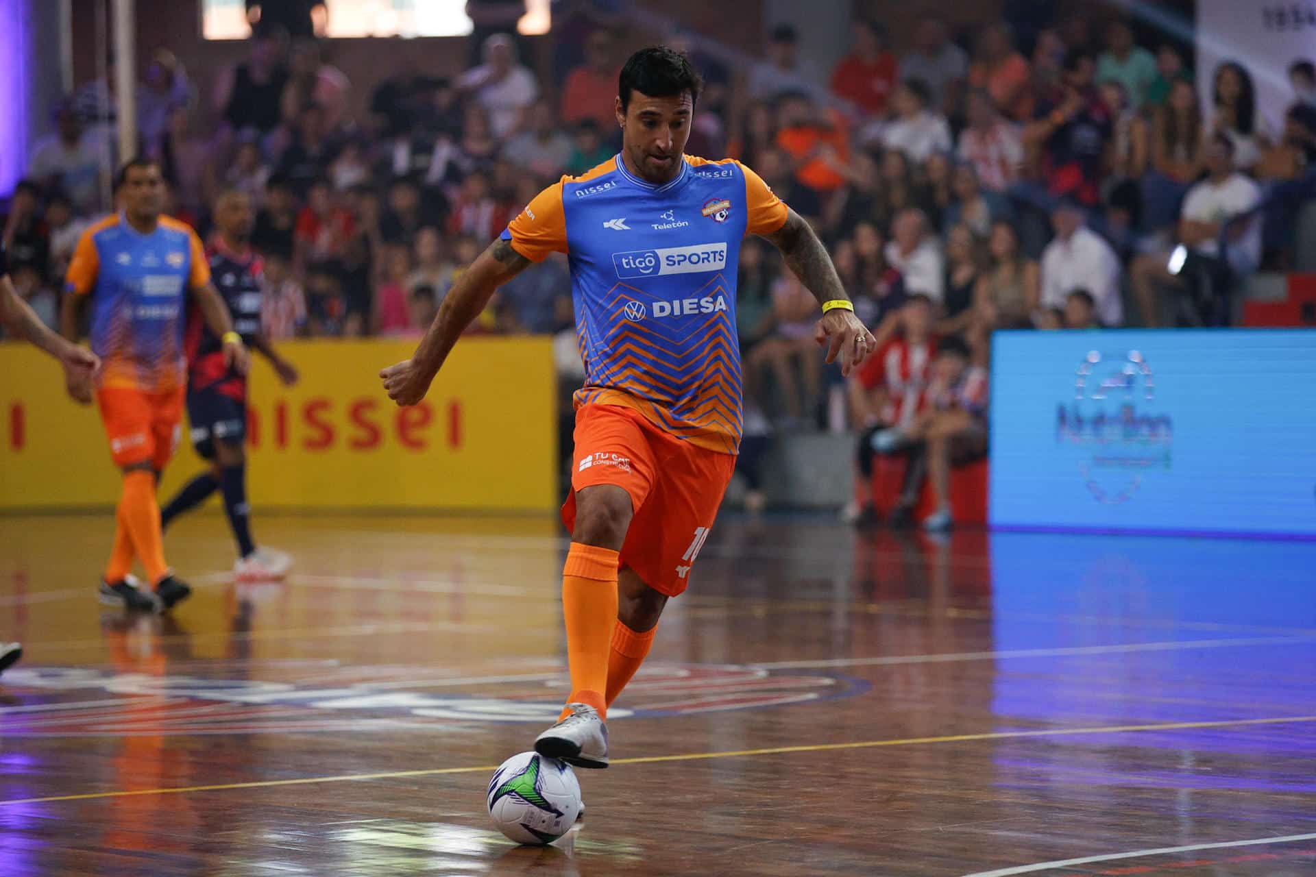 El exfutbolista paraguayo Juan Manuel Salgueiro participa en el Partido de las Estrellas en Asunción (Paraguay). EFE/ Juan Pablo Pino