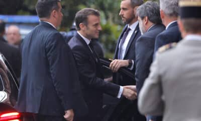 El presidente de Francia, Emmanuel Macron (c), es recibido en la Casa Rosada este domingo, en la ciudad de Buenos Aires (Argentina). EFE/ Juan Ignacio Roncoroni