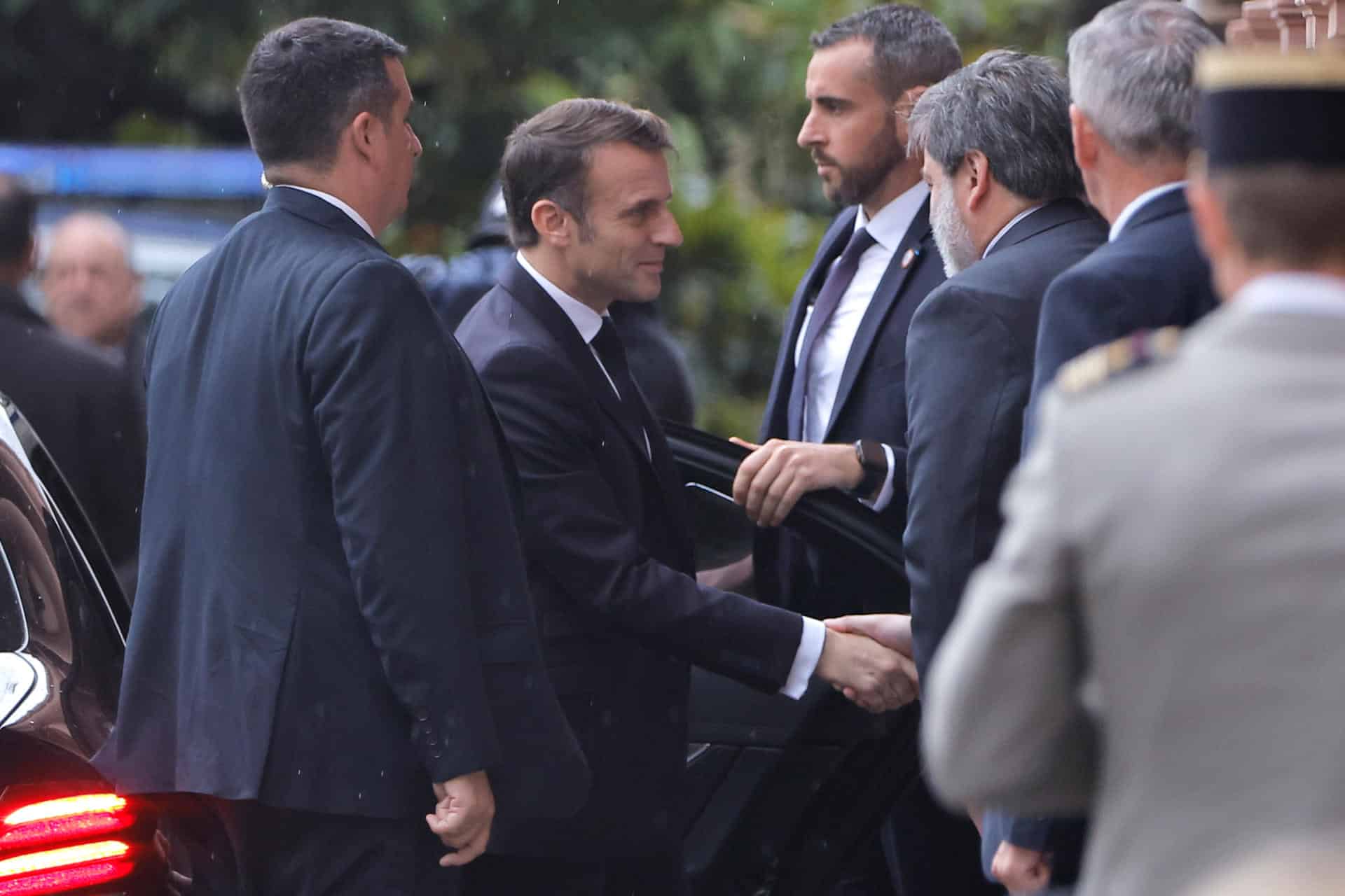 El presidente de Francia, Emmanuel Macron (c), es recibido en la Casa Rosada este domingo, en la ciudad de Buenos Aires (Argentina). EFE/ Juan Ignacio Roncoroni