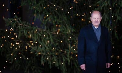 El canciller alemán Olaf Scholz se encuentra frente a un árbol de Navidad durante la ceremonia de entrega en la Cancillería en Berlín, Alemania, el 27 de noviembre de 2024. El árbol de Navidad frente a la Cancillería mide ocho metros de altura y proviene del bosque urbano de Fuerstenwalde, cerca de Berlín. (Germany) EFE/EPA/CLEMENS BILAN