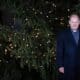 El canciller alemán Olaf Scholz se encuentra frente a un árbol de Navidad durante la ceremonia de entrega en la Cancillería en Berlín, Alemania, el 27 de noviembre de 2024. El árbol de Navidad frente a la Cancillería mide ocho metros de altura y proviene del bosque urbano de Fuerstenwalde, cerca de Berlín. (Germany) EFE/EPA/CLEMENS BILAN