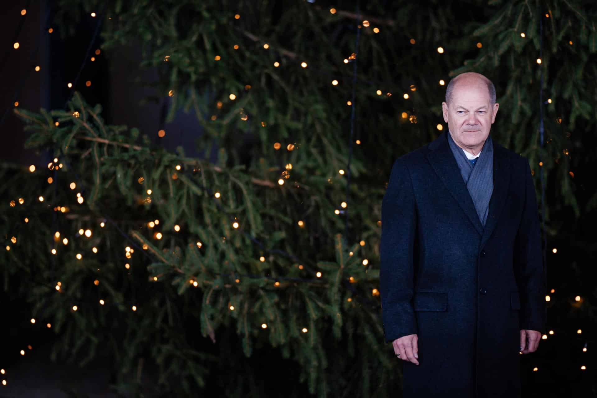 El canciller alemán Olaf Scholz se encuentra frente a un árbol de Navidad durante la ceremonia de entrega en la Cancillería en Berlín, Alemania, el 27 de noviembre de 2024. El árbol de Navidad frente a la Cancillería mide ocho metros de altura y proviene del bosque urbano de Fuerstenwalde, cerca de Berlín. (Germany) EFE/EPA/CLEMENS BILAN