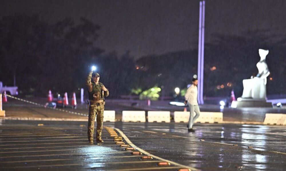 Un miembro de la Policía Militar custodia el lugar de una explosión en la Plaza de los Tres Poderes este miércoles, en Brasilia (Brasil). Las explosiones de dos artefactos en Brasilia detonados frente a la sede del Tribunal Supremo y cerca de la Cámara de los Diputados fueron un ataque suicida, según informaron fuentes de la Policía. EFE/ Andre Borges