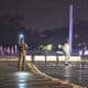 Un miembro de la Policía Militar custodia el lugar de una explosión en la Plaza de los Tres Poderes este miércoles, en Brasilia (Brasil). Las explosiones de dos artefactos en Brasilia detonados frente a la sede del Tribunal Supremo y cerca de la Cámara de los Diputados fueron un ataque suicida, según informaron fuentes de la Policía. EFE/ Andre Borges